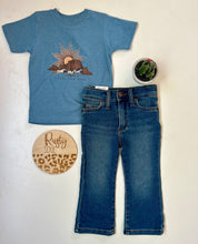Load image into Gallery viewer, Carson Lightwash Wrangler Jeans