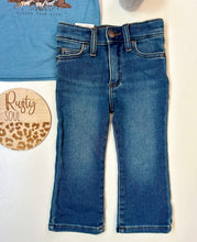 Load image into Gallery viewer, Carson Lightwash Wrangler Jeans