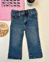 Load image into Gallery viewer, Shay Darkwash Wrangler Jeans