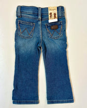 Load image into Gallery viewer, Carson Lightwash Wrangler Jeans