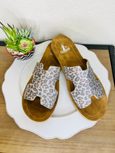 Load image into Gallery viewer, Tessa Shimmer Leopard Flat Sandal